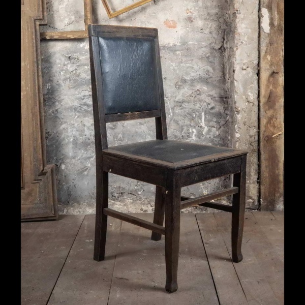 Krēsls ar melnu mākslīgo ādu