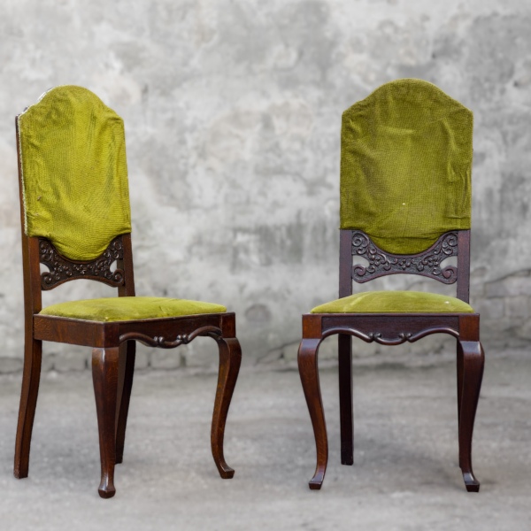 Krēsli ar zaļu audumu